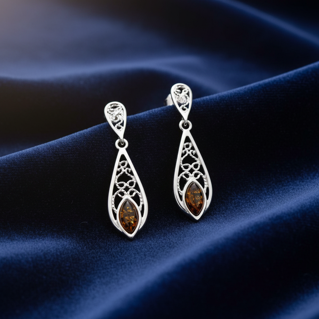 Bernstein-Ohrringe auf dunkelblauem Samt