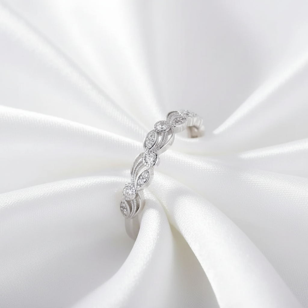 Ring auf weißem Satin