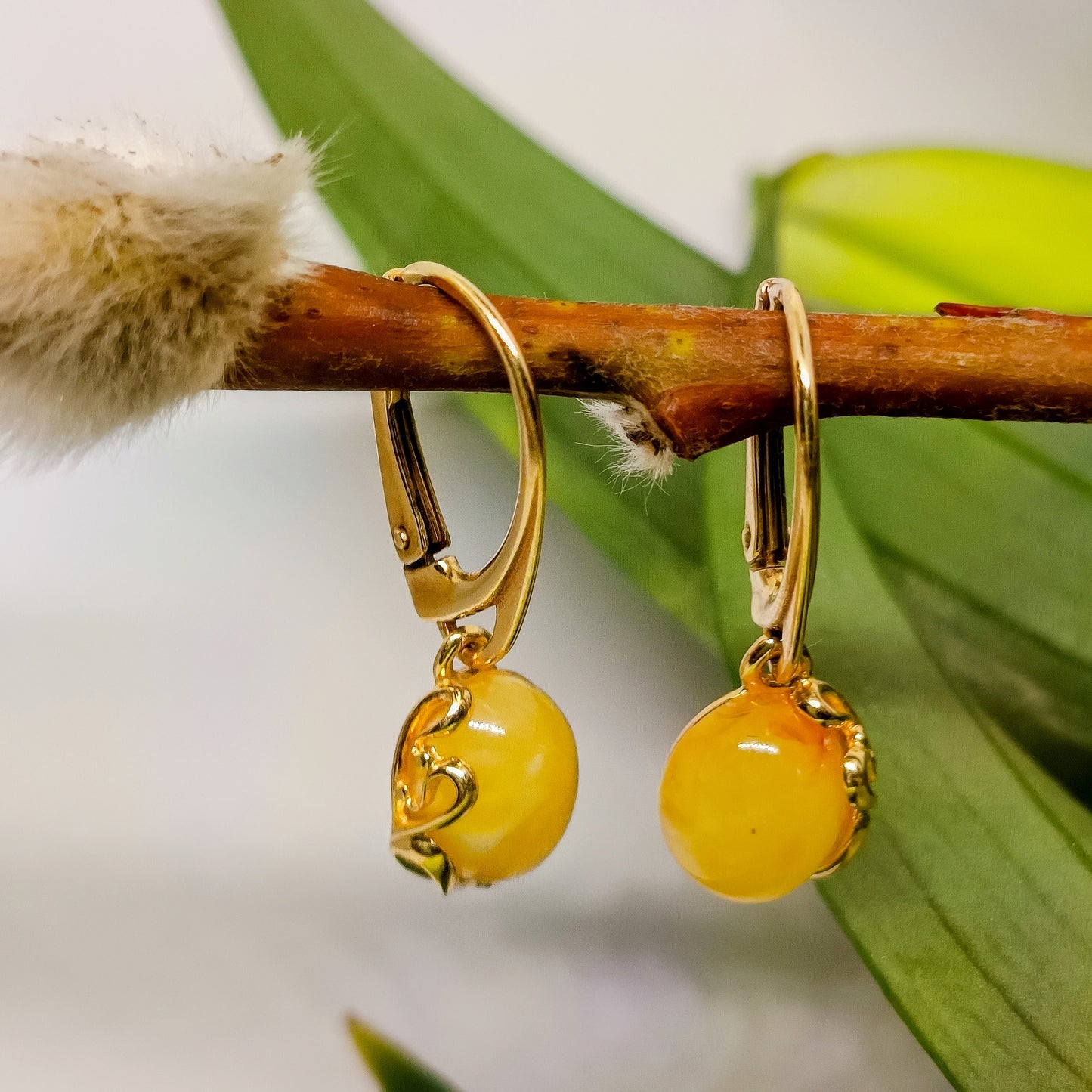 Weiße Ohrringe aus baltischem Bernstein, 925 Silber vergoldet