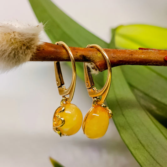Weiße Ohrringe aus baltischem Bernstein, 925 Silber vergoldet