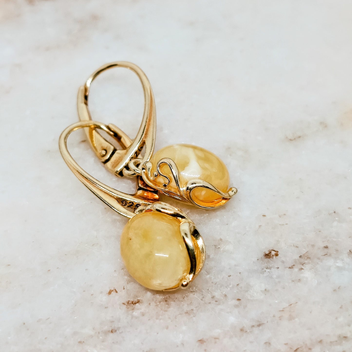 Weiße Ohrringe aus baltischem Bernstein, 925 Silber vergoldet