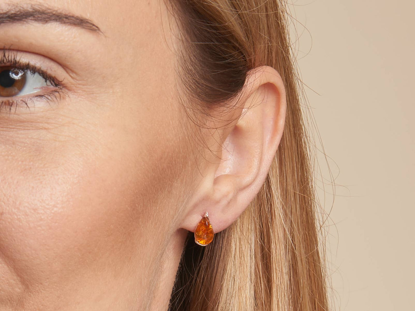 Tropfenohrringe aus baltischem Cognac-Bernstein, Silber