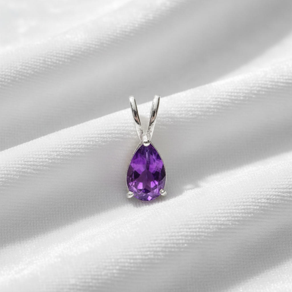Amethyst-Anhänger auf weißem Samt