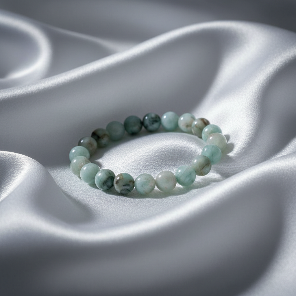 Armband auf weißem Satin