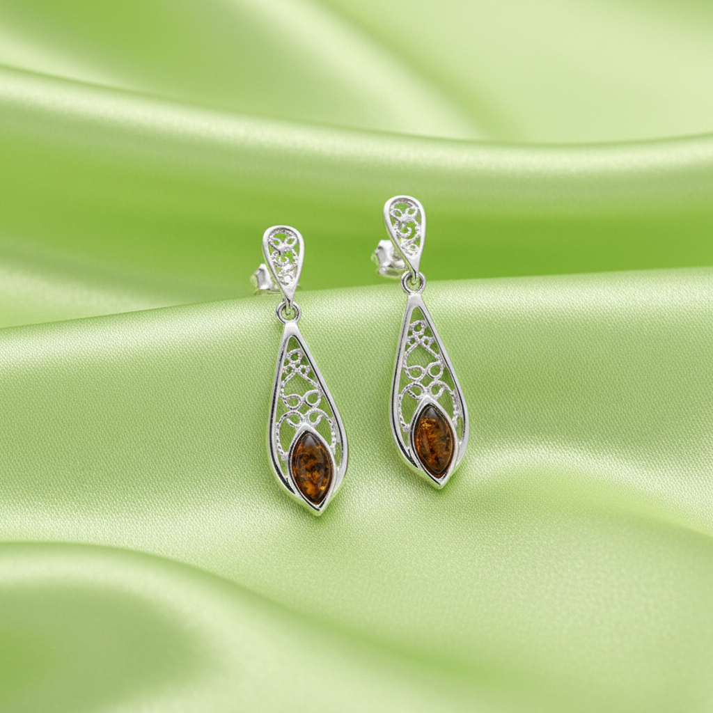 Bernstein-Ohrringe auf lindgrünem Satin