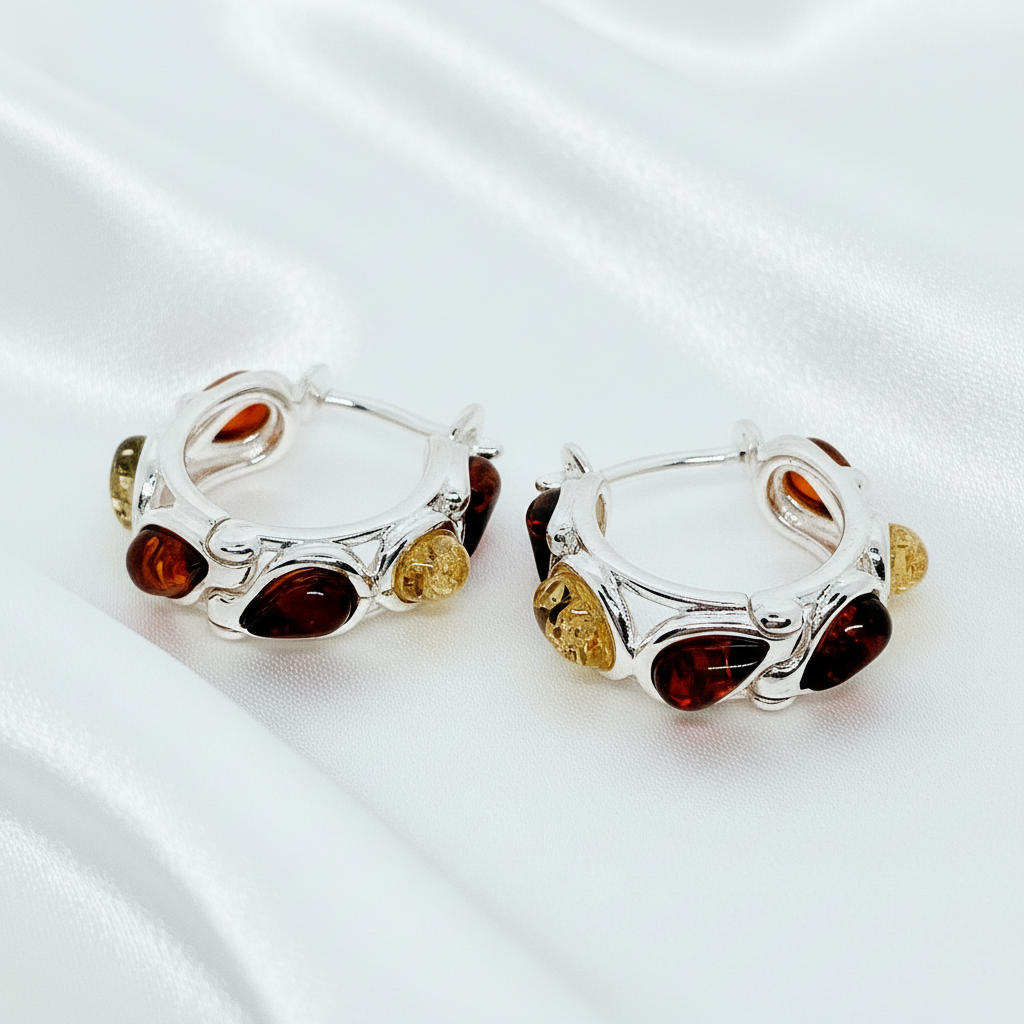 Bernstein-Ohrringe auf weißem Satin