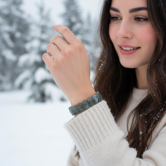 Brünette Frau mit Labradorit-Armband in Winterlandschaft