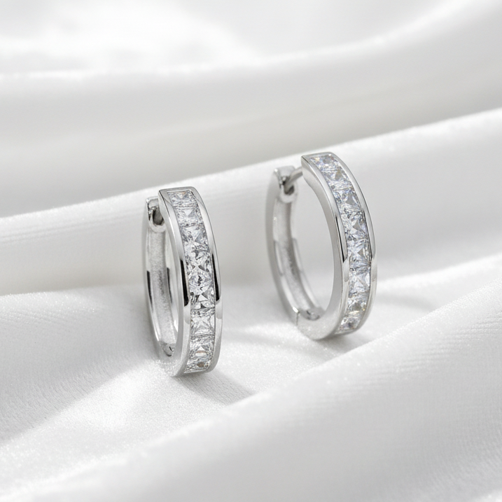 Creolen auf weißem Samt