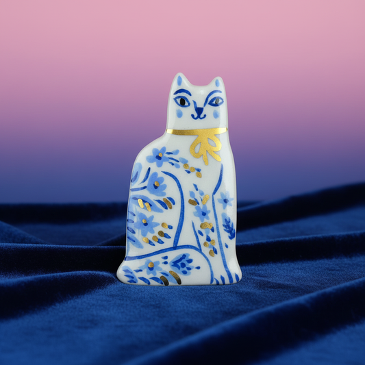 Katzen-Figur auf blauem Samt