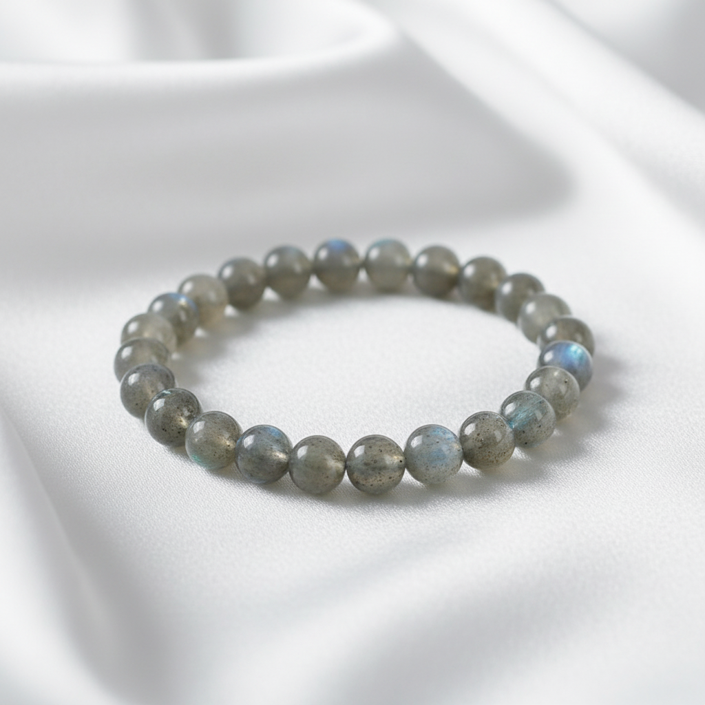 Labradorit-Armband auf weißem Satin