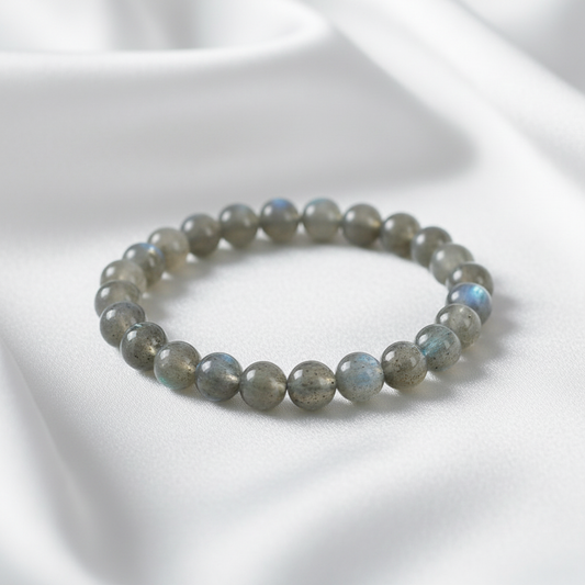 Labradorit-Armband auf weißem Satin