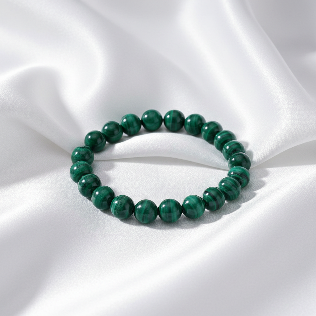 Malachit-Armband auf weißer Seide