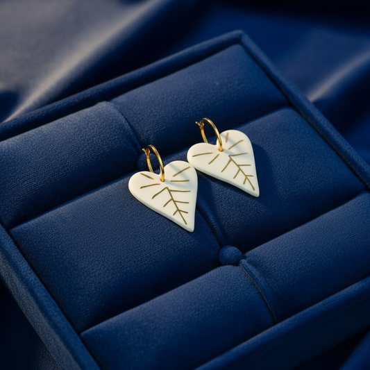 Ohrringe auf blauem Samt