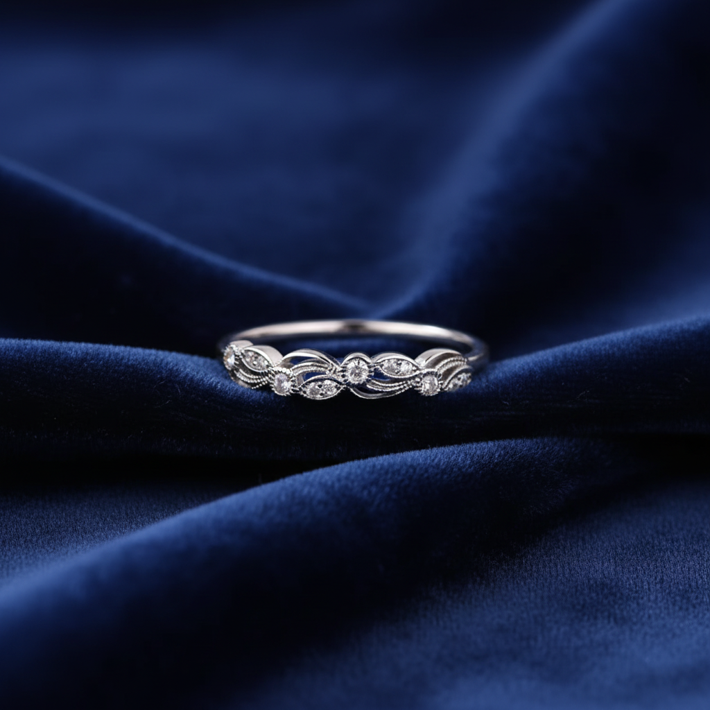 Ring auf dunkelblauem Samt