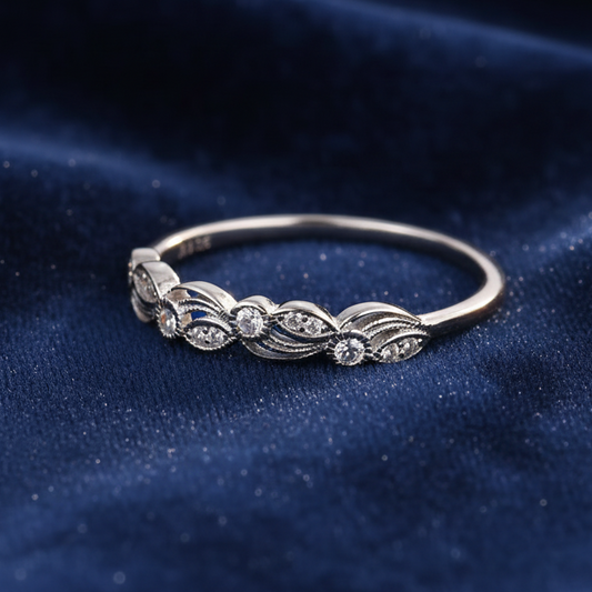 Ring auf dunkelblauem Samt