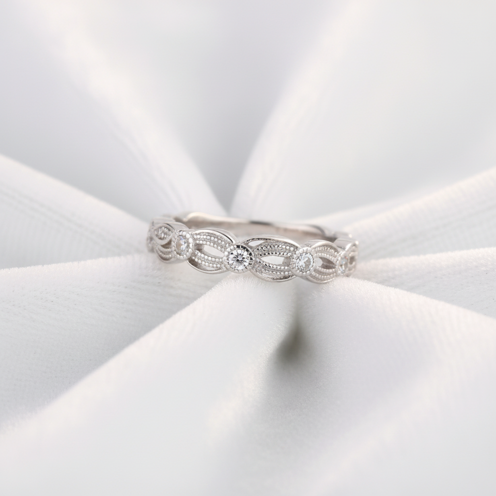 Ring auf weißem Samt