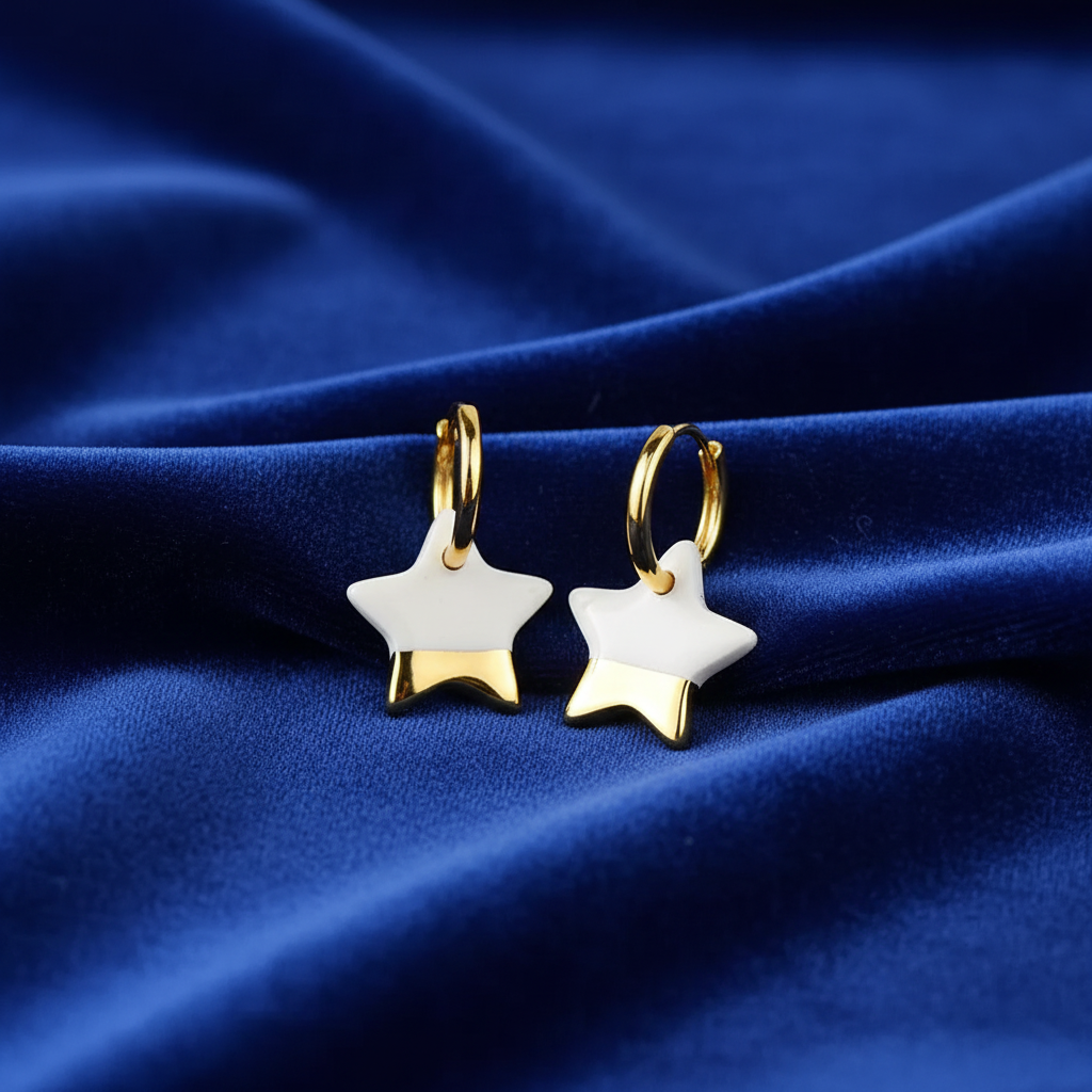 Stern-Ohrringe auf blauem Samt