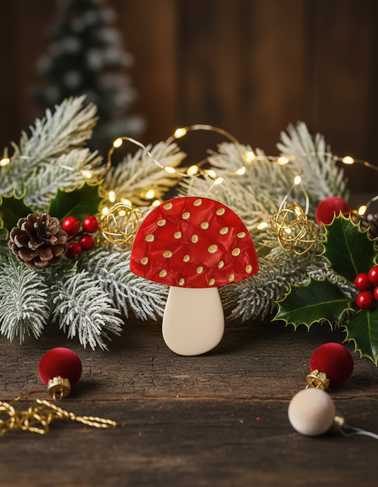 Weihnachtliches Produktbild für die Fliegenpilz-Haarspange